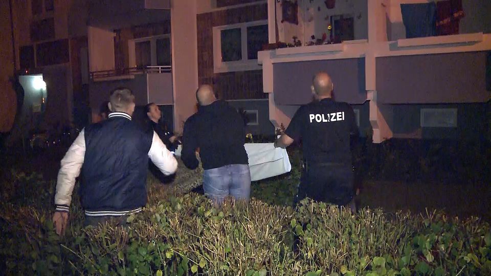 Nachbarn und Polizisten spannten Decken und Tücher um den möglicherweise abstürzenden Säugling auffangen zu können. Nachbarn und Polizisten spannten Decken und Tücher um den möglicherweise abstürzenden Säugling auffangen zu können.
