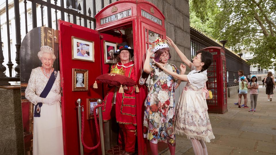 Royal: Chinesische Touristinnen setzen sich selbst ein Krönchen auf - für das echte königliche Erlebnis