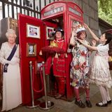 Royal: Chinesische Touristinnen setzen sich selbst ein Krönchen auf - für das echte königliche Erlebnis