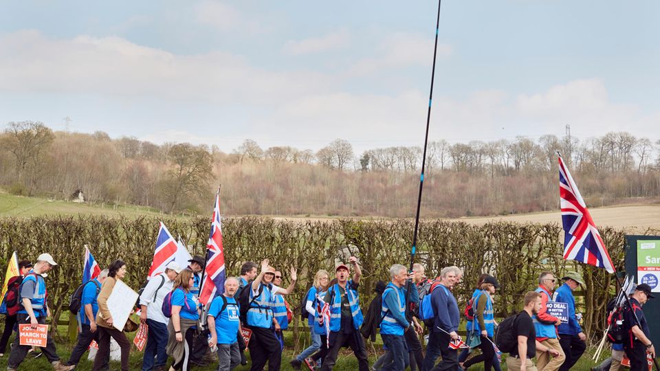 Marschieren, um zu gehen: Im März laufen, winken und schimpfen Engländer in einem großen Protestzug für den Brexit