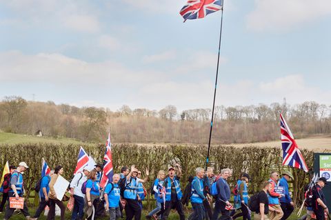 Marschieren, um zu gehen: Im März laufen, winken und schimpfen Engländer in einem großen Protestzug für den Brexit