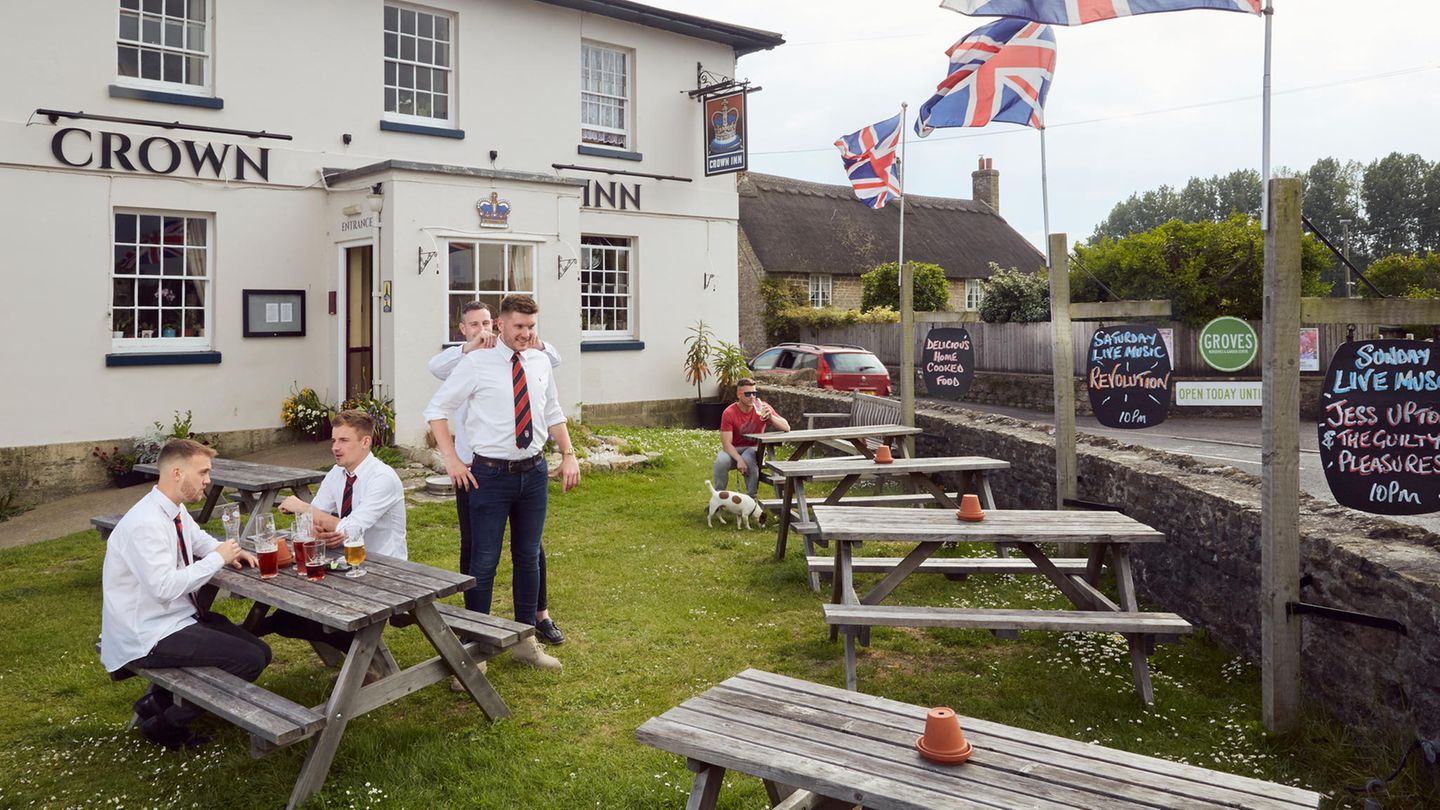 Trinkkultur: Fußballkollegen feiern einen Sieg in West Bay. Zum Gemeinschaftsgefühl gehört in England gern Uniformiertheit