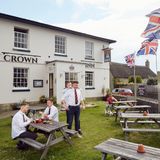 Trinkkultur: Fußballkollegen feiern einen Sieg in West Bay. Zum Gemeinschaftsgefühl gehört in England gern Uniformiertheit