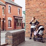 Damals wie heute: Im Museumsdorf in Dudley raucht eine Besucherin in einer nachgebauten viktorianischen Einkaufsstraße