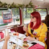 Neue Traditionen: In anderthalb Stunden fährt der Afternoon Tea Bus quer durch London, Kostenpunkt ab 45 Pfund
