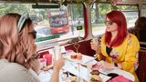 Neue Traditionen: In anderthalb Stunden fährt der Afternoon Tea Bus quer durch London, Kostenpunkt ab 45 Pfund