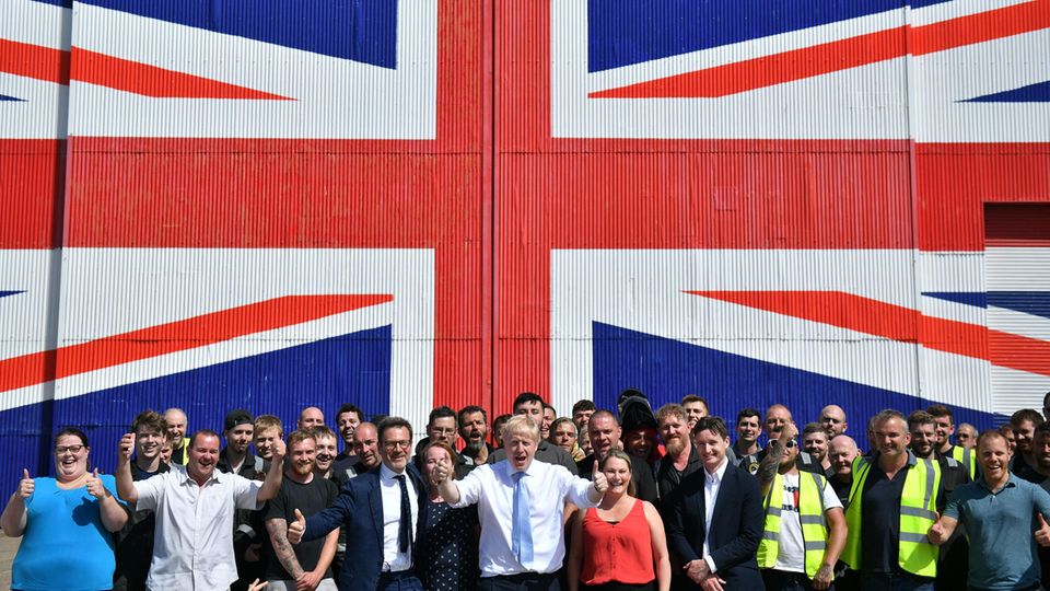 Boris Johnson (M.) verspricht goldene Zeiten, hier auf einer Wahlveranstaltung bei einem Schiffsbauer auf der Isle of Wight