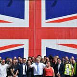 Boris Johnson (M.) verspricht goldene Zeiten, hier auf einer Wahlveranstaltung bei einem Schiffsbauer auf der Isle of Wight