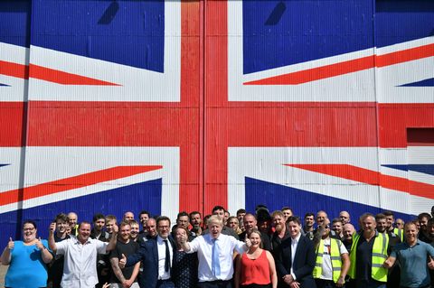 Boris Johnson (M.) verspricht goldene Zeiten, hier auf einer Wahlveranstaltung bei einem Schiffsbauer auf der Isle of Wight
