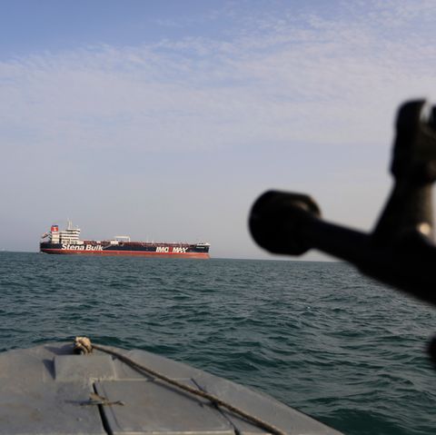 Ein Schnellboot der iranischen Revolutionsgarden steuert auf den unter britischer Flagge fahrenden Öltanker "Stena Impero" zu