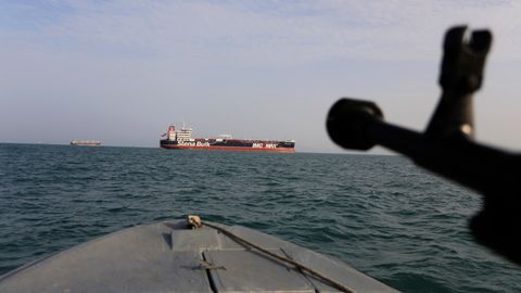 Ein Schnellboot der iranischen Revolutionsgarden steuert auf den unter britischer Flagge fahrenden Öltanker "Stena Impero" zu