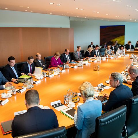 Die Kabinettsmitglieder sitzen zu Beginn der Kabinettssitzung im Bundeskanzleramt