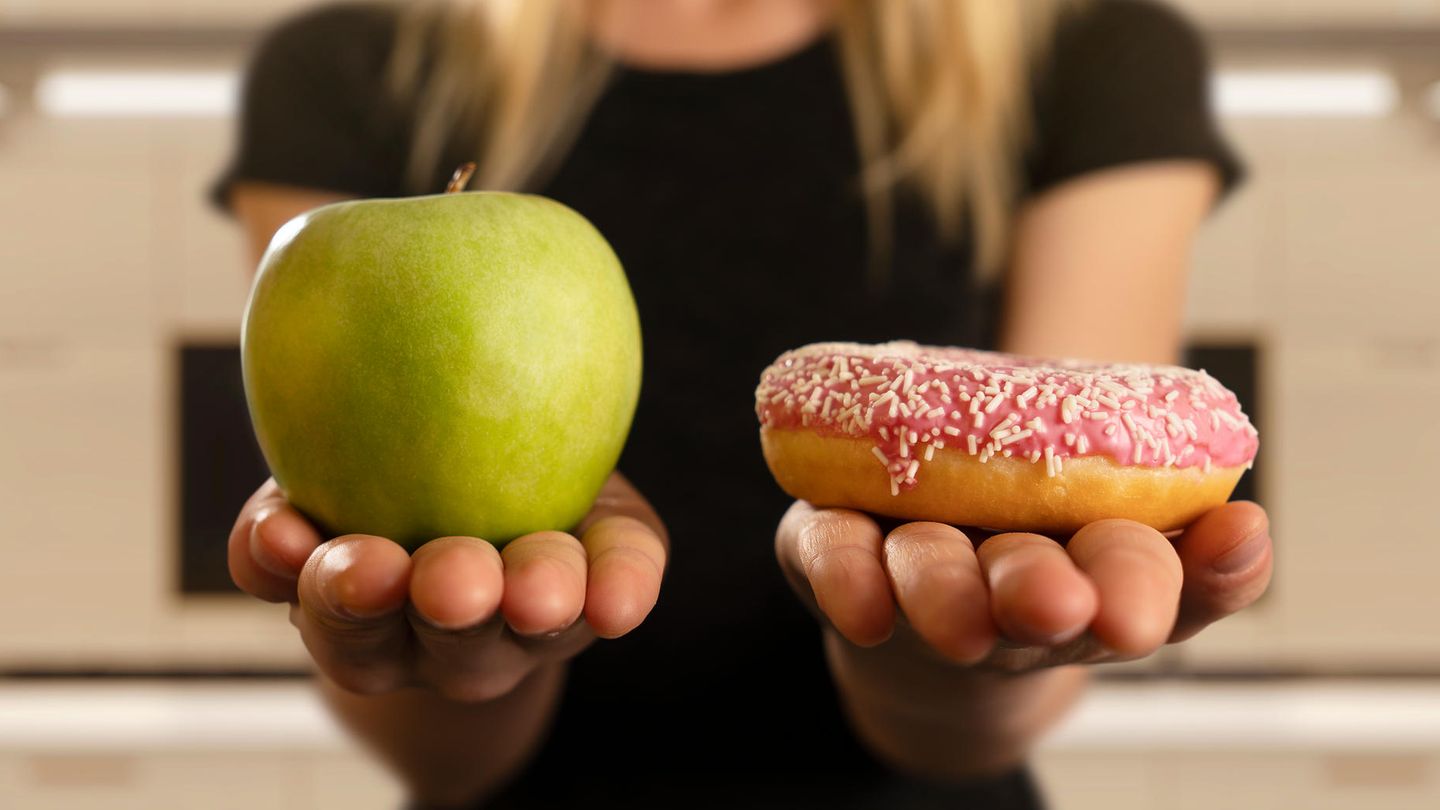 Frau mit Apfel und Donut