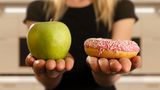 Frau mit Apfel und Donut