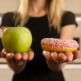 Frau mit Apfel und Donut
