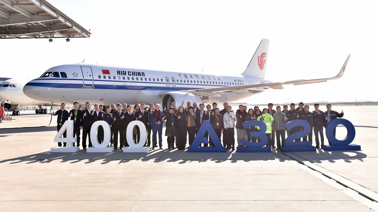 Platz 10: Air China  71 Millionen Passagiere verzeichnete Air China voriges Jahr - nicht zu verwechseln mit der Fluggesellschaft China Air, die in Taiwan beheimatet ist. Hier ein Bild von der Übergabe in Toulouse des 400. Airbus der A320-Familie an Air China.