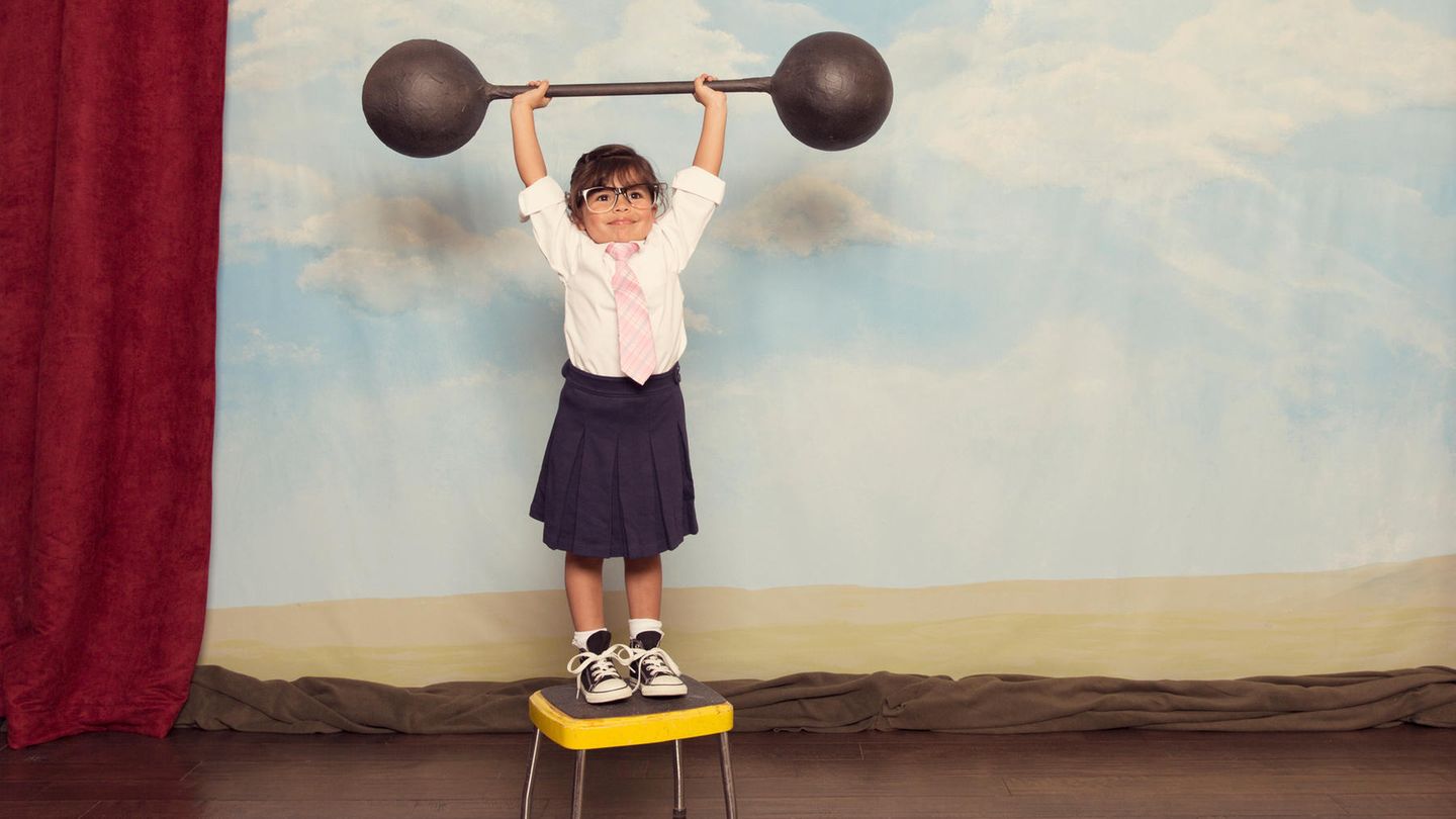 Kind mit Gewicht