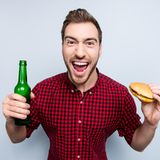 Mann mit Bierflasche