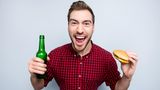 Mann mit Bierflasche