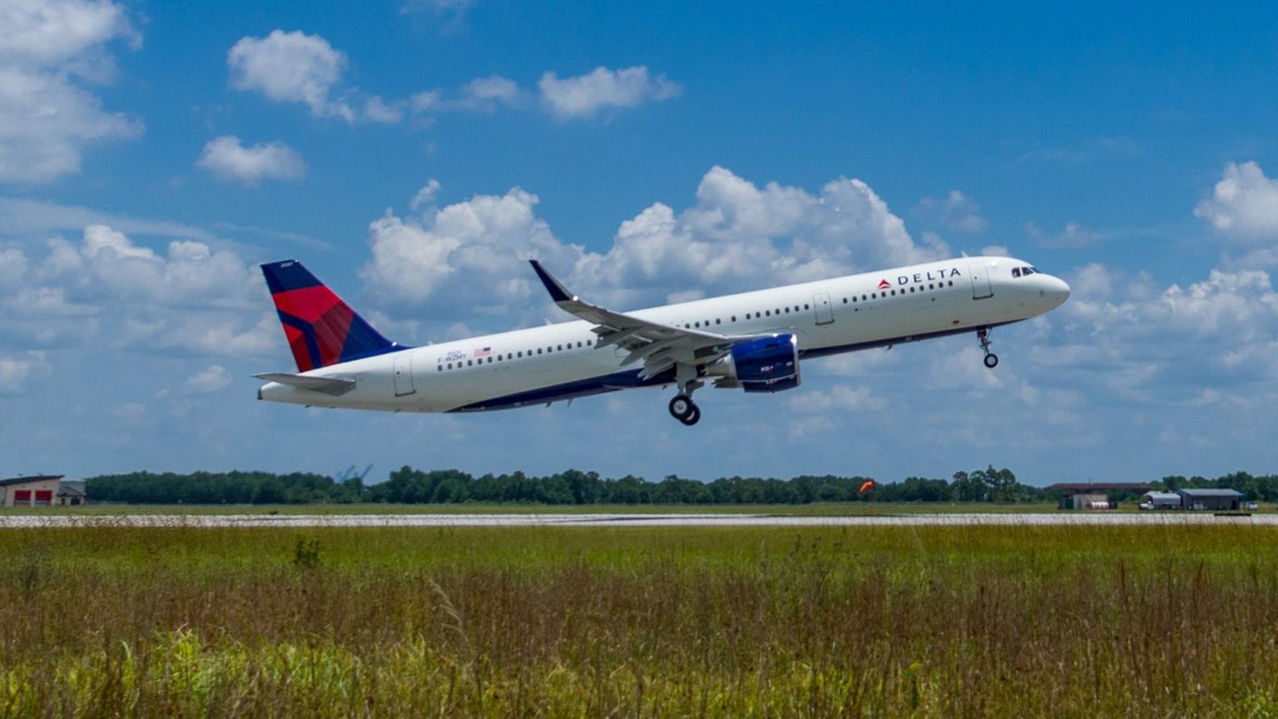 Platz 2: Delta Air Lines  Die in Atlanta beheimatete Fluglinie verfügt über ein dichtes Streckennetz innerhalb der USA, wo die mit ihren mehr als 900 Maschinen 2018 fast 152,2 Millionen Passagiere befördert haben. 