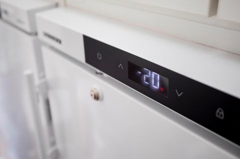 Die Temperaturanzeige auf einem Gefrierschrank