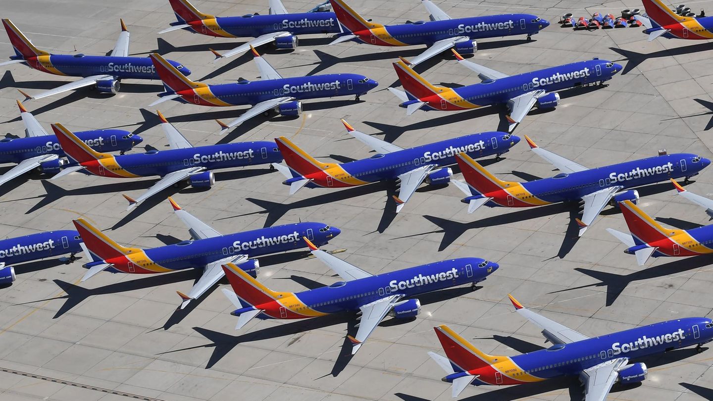 Rang 1: Southwest Airlines  Wie in den Vorjahren auf dem Siegertreppchen: Die amerikanische Urmutter aller Billigflieger hat im vergangenen Jahr 163,6 Millionen Passagiere befördert. Die Fluglinie fliegt mit ihren mehr als 750 Maschinen vom Typ Boeing 737 gut 100 Ziele in Nord- und Mittelamerika an. Die Airline ist von dem weltweiten Flugverbot der Boeing 737 Max stark betroffen und muss ihre bereits ausgelieferten Exemplare seit Mitte März auf Flugplätzen in Kalifornien parken (Foto).