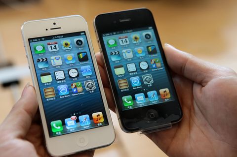Zwei iPhone 4s werden nebeneinander gehalten