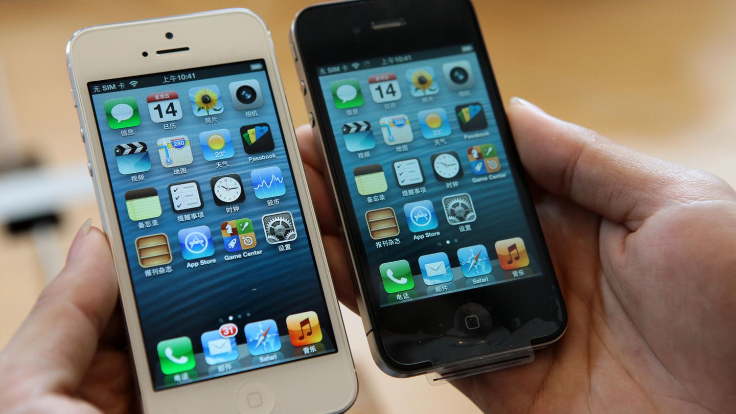 Zwei iPhone 4s werden nebeneinander gehalten