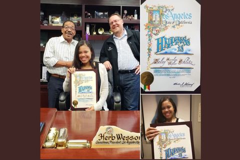 Die 16-jährige Studentin Hayley hält stolz ein Zertifikat in die Kamera