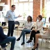 Mitarbeiter sitzen zusammen