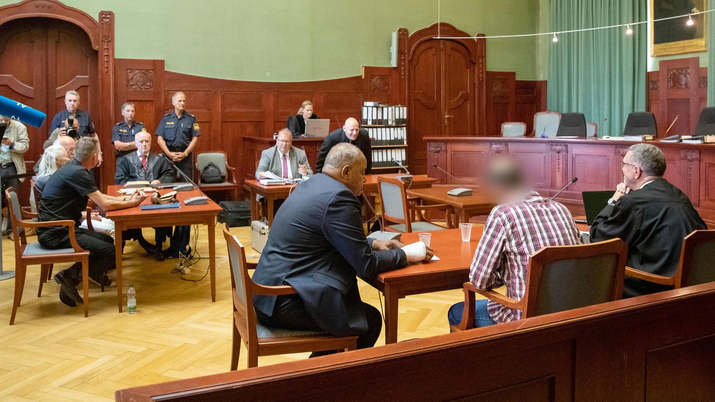 Blick in den Gerichtssaal in Bayreuth. Der Angeklagte ist der Zweite von rechts