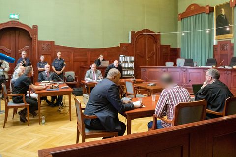 Blick in den Gerichtssaal in Bayreuth. Der Angeklagte ist der Zweite von rechts