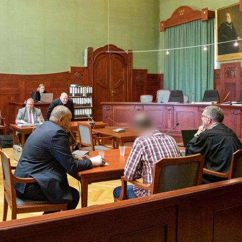 Blick in den Gerichtssaal in Bayreuth. Der Angeklagte ist der Zweite von rechts