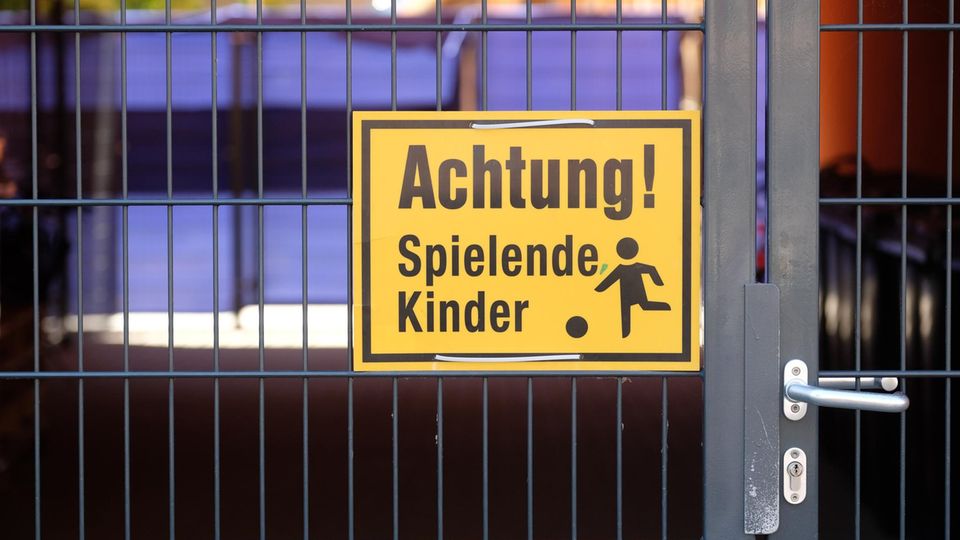 Einfahrt zu einer Kindertagesstätte in Leipzig mit einem Schild "Achtung, spielende Kinder"