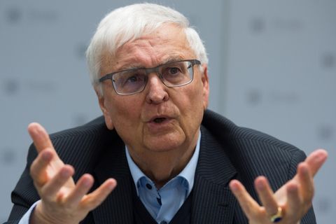 DFB-Chef Theo Zwanziger gibt seine Bundesverdienstkreuze zurück