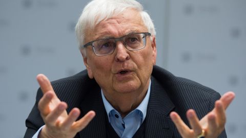 DFB-Chef Theo Zwanziger gibt seine Bundesverdienstkreuze zurück