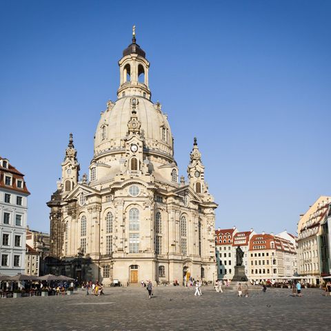 Kirchen prägen in Deutschland oft das Stadtbild.  Sie sind ein Ort für Andachten und zudem beliebte Sehenswürdigkeiten.   Wie gut kennen Sie Deutschlands populärsten die Kirchen?  Es ist der Berliner Dom am Lustgarten auf der Museumsinsel in Berlin.  Die Hohenzollerngruft des Berliner Doms ist die wichtigste dynastische Grabstätte Deutschlands.  Es ist das Wahrzeichen von Dresden: die Frauenkirche.  Nach dem sie im Zweiten Weltkrieg fast komplett zerstört wurde, erstrahlt die Frauenkirche seit 2005 in neuem Glanz.  Das Wahrzeichen der Hansestadt ist die Hauptkirche St. Michaelis,  genannt „Michel“.      In seiner knapp 400-jährigen Geschichte musste der „Michel“ zweimal komplett wiederaufgebaut werden.  Der Kölner Dom ist eine Kathedrale im gotischen Baustil. Sechs Millionen Menschen besuchen ihn im Jahr.  Von 1880 bis 1884 war er das höchste Gebäude der Welt.  Das Ulmer Münster ist die größte evangelische Kirche Deutschlands.  Sein 161,53 Meter hoher Turm darf sich als höchsten Kirchturm der Welt bezeichnen.  Der "Dom zu Unserer Lieben Frau" in der Münchner Altstadt wird oft Frauenkirche genannt.  In ihrem Inneren sollen bis zu 20.000 Menschen stehend Platz finden.