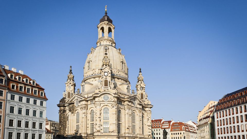 Kirchen prägen in Deutschland oft das Stadtbild.  Sie sind ein Ort für Andachten und zudem beliebte Sehenswürdigkeiten.   Wie gut kennen Sie Deutschlands populärsten die Kirchen?  Es ist der Berliner Dom am Lustgarten auf der Museumsinsel in Berlin.  Die Hohenzollerngruft des Berliner Doms ist die wichtigste dynastische Grabstätte Deutschlands.  Es ist das Wahrzeichen von Dresden: die Frauenkirche.  Nach dem sie im Zweiten Weltkrieg fast komplett zerstört wurde, erstrahlt die Frauenkirche seit 2005 in neuem Glanz.  Das Wahrzeichen der Hansestadt ist die Hauptkirche St. Michaelis,  genannt „Michel“.      In seiner knapp 400-jährigen Geschichte musste der „Michel“ zweimal komplett wiederaufgebaut werden.  Der Kölner Dom ist eine Kathedrale im gotischen Baustil. Sechs Millionen Menschen besuchen ihn im Jahr.  Von 1880 bis 1884 war er das höchste Gebäude der Welt.  Das Ulmer Münster ist die größte evangelische Kirche Deutschlands.  Sein 161,53 Meter hoher Turm darf sich als höchsten Kirchturm der Welt bezeichnen.  Der "Dom zu Unserer Lieben Frau" in der Münchner Altstadt wird oft Frauenkirche genannt.  In ihrem Inneren sollen bis zu 20.000 Menschen stehend Platz finden.