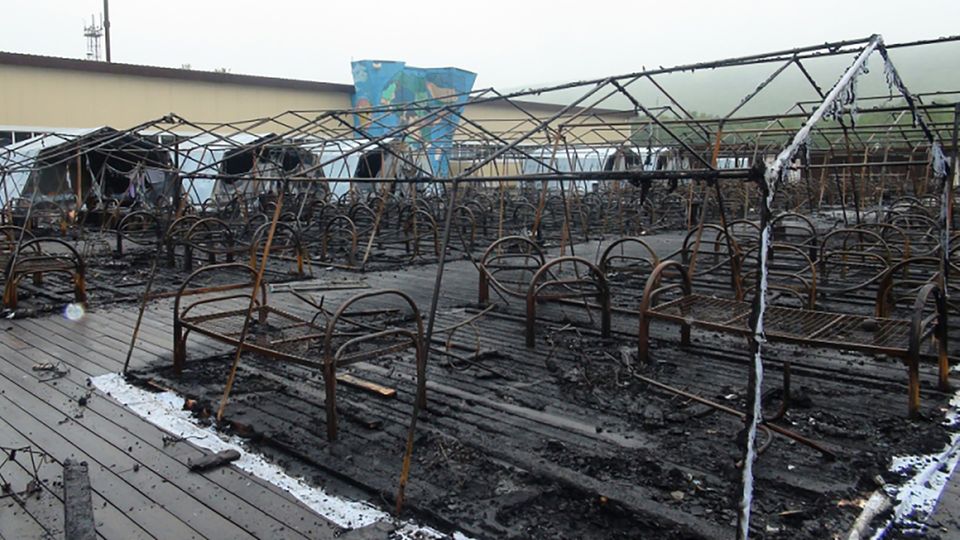 Ein Foto der russischen Behörden zeigt die ausgebrannten Zelte