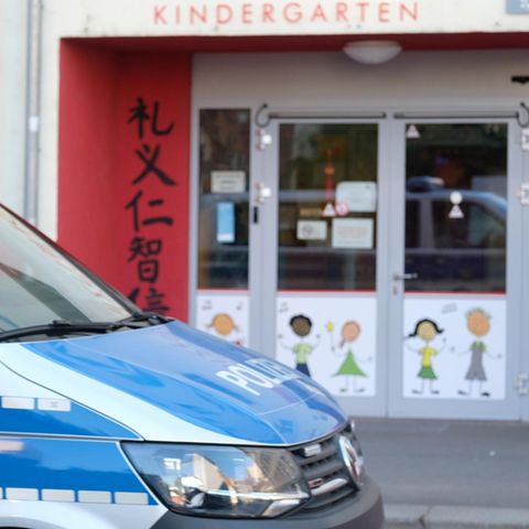 Ein Polizeifahrzeug fährt an einer der betroffenen Kindertagesstätten vorbei