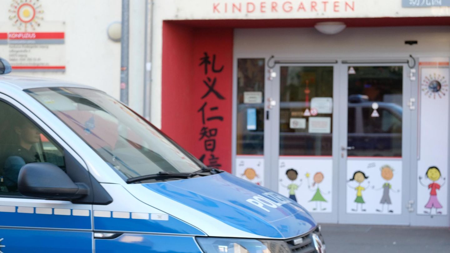 Ein Polizeifahrzeug fährt an einer der betroffenen Kindertagesstätten vorbei