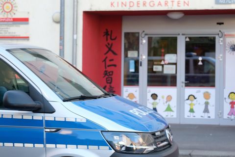 Ein Polizeifahrzeug fährt an einer der betroffenen Kindertagesstätten vorbei