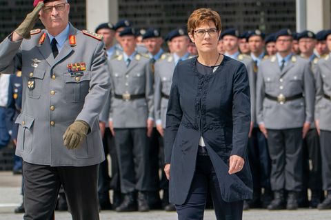 Annegret Kramp-Karrenbauer geht beim Gelöbnis im Bendlerblock in Berlin