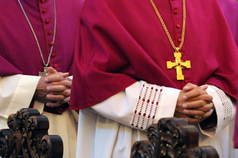 Ein Katholischer Priester soll seinen Gemeinden zehntausende Dollar gestohlen haben