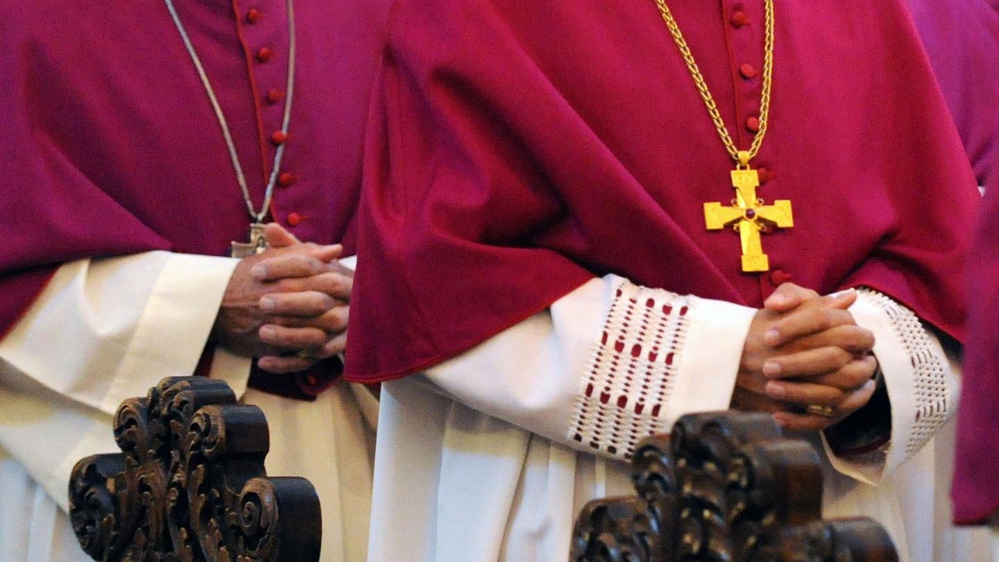 Ein Katholischer Priester soll seinen Gemeinden zehntausende Dollar gestohlen haben