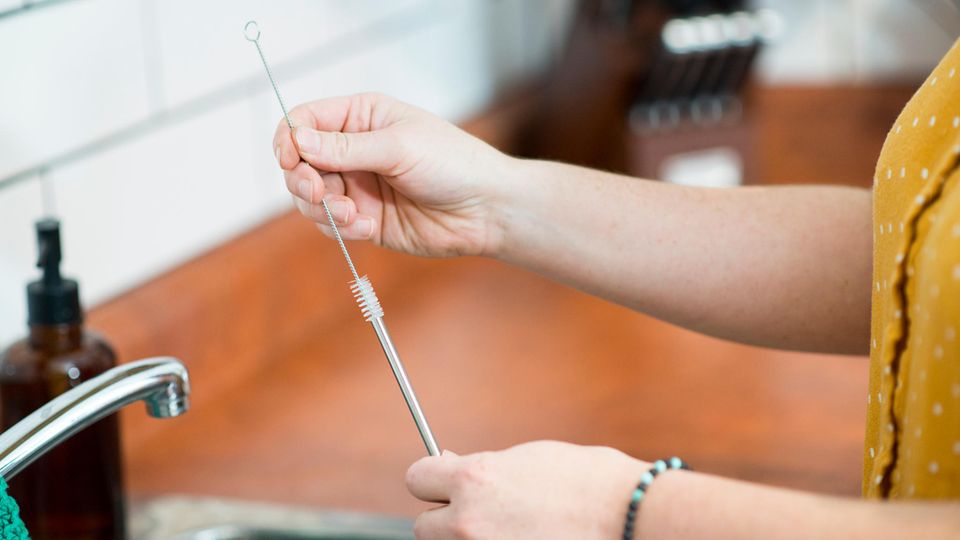 Strohhalm aus Edelstahl reinigen Mit einer Bürste den Strohhalm reinigen