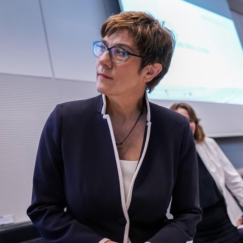 Annegret Kramp-Karrenbauer vor der Sondersitzung im Paul-Löbe-Haus