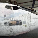 Freigelegte Lackschichten: Unter der Farbe glänzt ein Stück der Aluminiumhaut. Diese könnte als Projektionsfläche für die verschiedenen Bemalungen der neun Airlines dienen, für die die Maschine im Einsatz war.