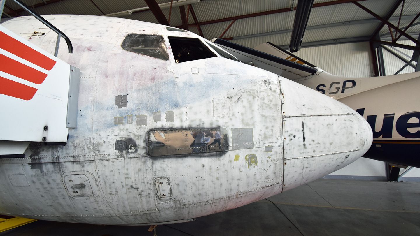 Freigelegte Lackschichten: Unter der Farbe glänzt ein Stück der Aluminiumhaut. Diese könnte als Projektionsfläche für die verschiedenen Bemalungen der neun Airlines dienen, für die die Maschine im Einsatz war.