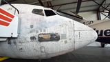 Freigelegte Lackschichten: Unter der Farbe glänzt ein Stück der Aluminiumhaut. Diese könnte als Projektionsfläche für die verschiedenen Bemalungen der neun Airlines dienen, für die die Maschine im Einsatz war.